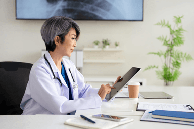 Médico usando Rovexca Health