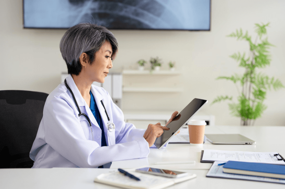 Médico revisando expediente digital en Rovexca Health